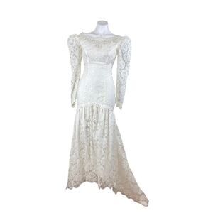 Vintage 1980s Lace Wedding Dress size vintage 10 
Bone color. Mermaid silhouette